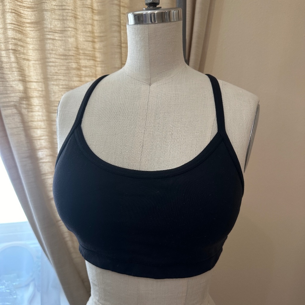 Lululemon Athletic Flow Racerback Scoopneck Sport bra with removable cups Size 6